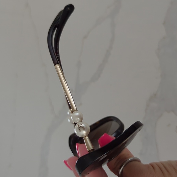 CHANEL Tortuse Pearl Polarized Sunglasses - Picture 6 of 13